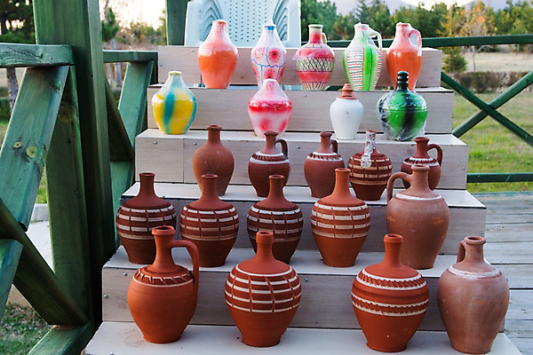 포토 JPG 해외이미지 전통 음료 조각 노동자 선반 선물 미술 경비 사람없음 장식 물 숫자 판매 상점 희망 페인트 흙 추위 조끼 항아리 사발 보호 냄비 계산대 예술가 진흙 곰팡이 도예가 해외202004 해외포토 자연요소 직업 문자 감정 가구 컨셉 문화예술 안전 외투 도자기 사기그릇 솥 파일형식 이미지허브