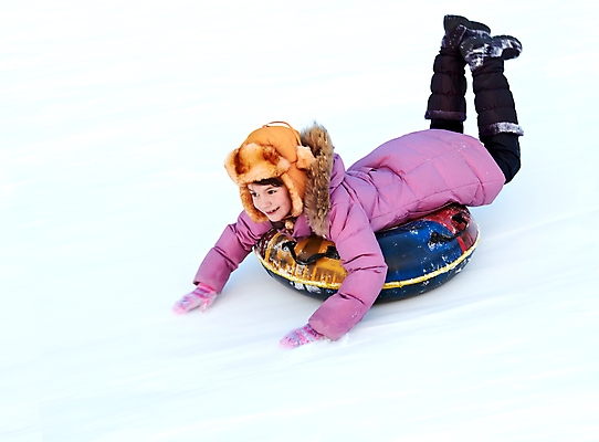 포토 JPG 해외이미지 어린이 스포츠 분홍색 장갑 겨울 놀이 부츠 한명 정장 경사 추위 코트 언덕 속도 흥분 튜브 썰매타기 눈보라 눈내림 해외202004 손모아장갑 해외포토 1 잡화 옷 계절 감정 컬러 신발 눈_날씨 사람 전통놀이 외투 파일형식 이미지허브