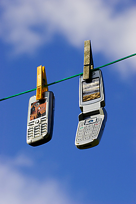 포토 JPG 해외이미지 선 인터넷 비즈니스 통신 하늘 모바일 무선통신 건조 세포 매달리기 사람없음 파란색 전자제품 컴퓨터 글로벌 노란색 힘 장비 네트워크 이메일 빨랫줄 연결 무선전화기 전화기 클립 방송 철사 빨래집게 소통 해외202004 해외포토 줄 컬러 컨셉 모션 집게 파일형식 이미지허브