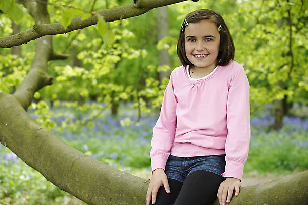 포토 JPG 해외이미지 나무 여자 감정 어린이 자연 휴식 갈색머리 한명 미소 앉기 풍경 야외 목재 여름 환경 봄 자유 표현 신선 체험 분위기 호흡 숲 독립 무료 해외202004 해외포토 식물 1 헤어스타일 계절 컨셉 재료 모션 표정 사람 생태계 파일형식 이미지허브