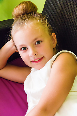 포토 JPG 해외이미지 백인 여학생 유럽 어린이 한명 파란색 금발 흰색 8 큼 6 5 7 해외202004 해외포토 서양인 1 학생 헤어스타일 여자 나라 컬러 사람 숫자 크기 파일형식 이미지허브