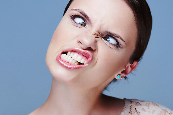 포토 JPG 해외이미지 백인 모델 1 응시 여자 행복 감정 얼굴 백그라운드 한명 미소 사람 성인 10대 청춘 금발 머리 유행 놀람 화장품 흰색 표현 입 화려 무서움 피부 내추럴 고립 스타일 해외202004 해외포토 서양인 헤어스타일 시선 컬러 컨셉 청소년 표정 신체부위 뷰티 파일형식 이미지허브