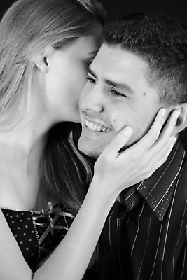 포토 JPG 해외이미지 백인 커플 여자 남자 얼굴 2 데이트 갈색머리 함께함 흑백 발렌타인데이 사랑 미소 사람 성인 두명 금발 터치 잡기 닫기 비밀 귓속말 수줍음 입술 열정 조심 돌봄 정중 필터 효과 정확 해외202004 해외포토 서양인 헤어스타일 감정 컨셉 관계 모션 데이이벤트 촬영기법 표정 신체부위 파일형식 이미지허브