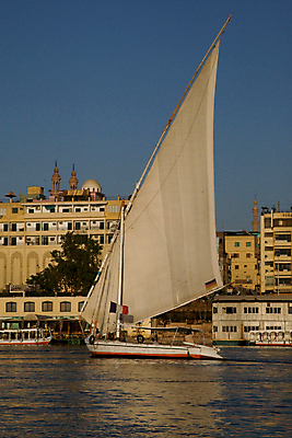 포토 JPG 해외이미지 모래 여행 요트 아프리카 자연 휴가 항해 이집트 풍경 사람없음 야외 물 여름 파란색 관광지 강 햇빛 반사 맑음 사막 바위 강가 이국적 해외202004 해외포토 자연요소 계절 나라 컬러 배_교통 날씨 태양 돌_바위 생태계 파일형식 이미지허브