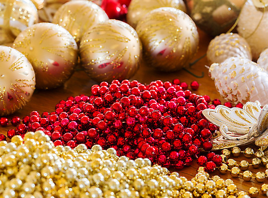 포토 JPG 해외이미지 계절 줄 크리스마스 겨울 공 탁자 휴가 기념 사람없음 내부 장식 빨간색 컬러풀 반사 지구본 쌓기 축제 흰색 축하 은색 12월 준비 수납 노엘 해외202004 해외포토 기념일 컬러 가구 컨셉 모션 날짜 파일형식 이미지허브