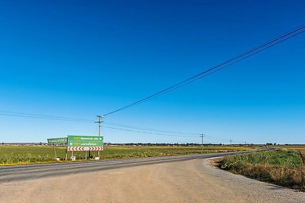 포토 JPG 해외이미지 도로 여행 겨울 통신 아프리카 풍경 사람없음 빨간색 초록색 파란색 햇빛 갈색 맑음 회색 시골 아스팔트 교차로 도로표지판 남아프리카 해외202004 해외포토 계절 나라 길 컬러 교통시설 날씨 태양 표지판 파일형식 이미지허브
