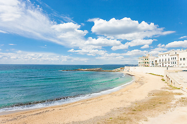포토 JPG 해외이미지 전통 유럽 모래 바다 여행 건축양식 자연 하늘 휴가 풍경 사람없음 물 여름 컬러풀 햇빛 수영 이탈리아 산책로 도시 만 중세 역사 발자국 지중해 스카이라인 터키석 수평선 해외202004 해외포토 자연요소 계절 건축 나라 길 컬러 자국 태양 수상스포츠 보석 생태계 파일형식 이미지허브