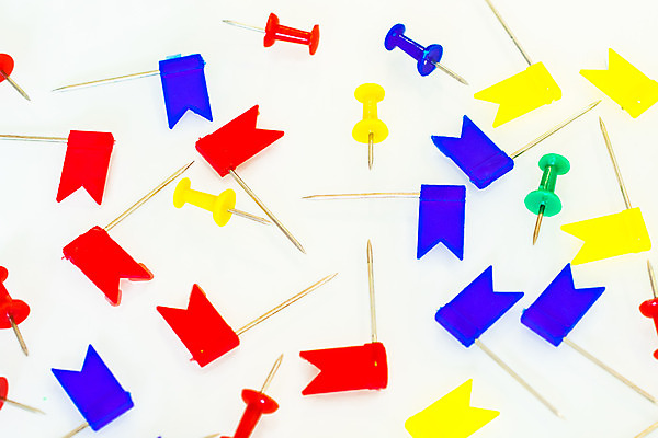 포토 JPG 해외이미지 모양 디자인 종이 컨셉 패턴 일러스트 비즈니스 추상 문구용품 화살 사람없음 빨간색 초록색 파란색 컬러풀 사무실 노란색 3D 흰색 깃발 방향 심볼 날카로움 고립 해외202004 해외포토 컬러 무늬 디지털합성 오브젝트 파일형식 이미지허브