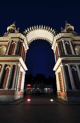 포토 JPG 해외이미지 디자인 공원 유럽 길 벽 밭 건축양식 창문 주택 미술 풍경 사람없음 야외 건물 장식 초록색 여름 문 탑 산책 궁전 바위 기둥 역사 재산 심볼 사인 폐허 아치 박물관 대문 러시아 고딕 러시아인 모스크바 바로크 옛날 스타일 해외202004 해외포토 서양인 건축물 계절 공공시설 건축 나라 컬러 고건축 농업 문화예술 휴식 금융 돌_바위 파일형식 이미지허브