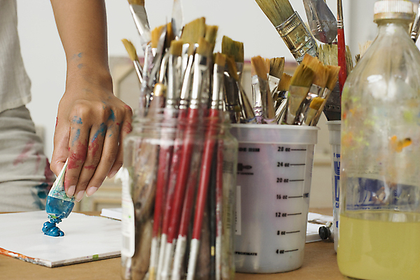 포토 JPG 해외이미지 직업 1 손 탁자 설계 아이디어 실내 창조 미술 한명 서기 사람 성인 취미 가로 페인트 꿈 장비 도구 잡기 작업 작업실 팔레트 만족 시작 그림 뉴욕 예술가 비전 화가 해외202004 해외포토 감정 가구 컨셉 모션 문화예술 내부 신체부위 미국 파일형식 이미지허브