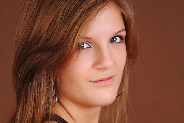 포토 JPG 해외이미지 백인 1 여자 행복 얼굴 한명 미소 사람 성인 청춘 금발 갈색 머리 흰색 치아 자르기 내추럴 고립 해외202004 해외포토 서양인 헤어스타일 감정 컬러 컨셉 모션 표정 신체부위 소화기관 파일형식 이미지허브