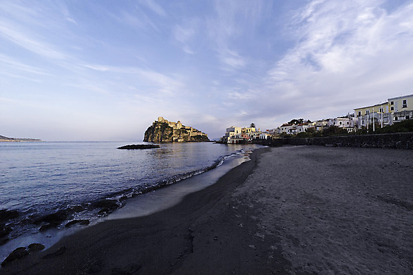 포토 JPG 해외이미지 나무 유럽 바다 섬 여행 요트 건축양식 자연 하늘 호텔 휴가 풍경 사람없음 야외 초록색 물 여름 컬러풀 태양 맑음 봄 이탈리아 도시 만 보트 성 역사 지중해 타운 아라곤 남쪽 나폴리 해외202004 해외포토 자연요소 식물 건축물 계절 건축 나라 컬러 배_교통 숙소 날씨 스페인 방향 생태계 파일형식 이미지허브