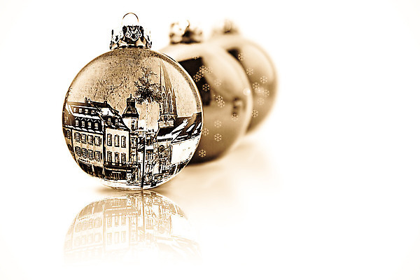 포토 JPG 해외이미지 아이콘 1 전통 계절 백그라운드 크리스마스 겨울 전구 공 유리 휴가 새로움 기념 선물 사람없음 장식 빨간색 파란색 빛 컬러풀 장난감 산타클로스 축제 장식볼 흰색 축하 원형 화려 황금 12월 오브젝트 활 싱글 고립 여의주 해외202004 해외포토 도형 기념일 컬러 컨셉 재질 날짜 파일형식 이미지허브