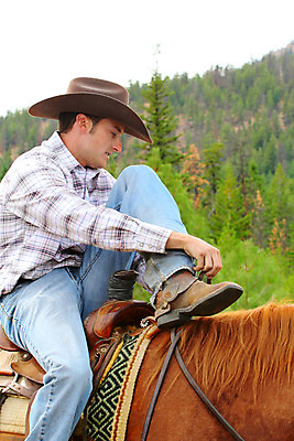 포토 JPG 해외이미지 식물 동물 백인 남자 포즈 신발 셔츠 건조 부츠 한명 사람 야외 농장 가축 목장 벨트 흰색 청바지 시골 붓 승마 카우보이 승차 먼지 안장 라이더 서쪽 해외202004 해외포토 서양인 1 잡화 스포츠 컬러 상의 농업 바지 모션 방향 파일형식 이미지허브