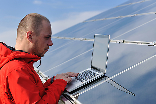 포토 JPG 해외이미지 주간 응시 남자 하늘 한명 상반신 성인 야외 옆모습 노트북 태양에너지 집열판 성인남자한명만 해외202004 해외포토 자연요소 1 시선 뷰포인트 사람 전자제품 그린에너지 남자한명만 성인남자만 파일형식 이미지허브