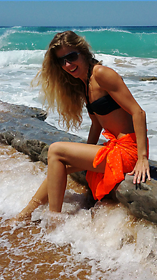 포토 JPG 해외이미지 모델 1 여자 행복 모래 파도 바다 여행 컨셉 신체 자연 하늘 휴가 건강 한명 미소 사람 앉기 물 여름 파란색 비키니 금발 선글라스 태양 맑음 자유 흰색 서핑 스타일 해외202004 해외포토 자연요소 헤어스타일 계절 수영복 감정 안경 컬러 모션 날씨 표정 수상스포츠 생태계 파일형식 이미지허브