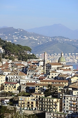 포토 JPG 해외이미지 유럽 바다 여행 건축양식 자연 하늘 휴가 산 주택 풍경 사람없음 초록색 여름 파란색 컬러풀 태양 여행객 마을 맑음 이탈리아 지중해 장면 타운 해외202004 해외포토 자연요소 계절 건축 나라 컬러 날씨 사람 건물 도시 생태계 파일형식 이미지허브