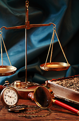 포토 JPG 해외이미지 돋보기 실내 사람없음 책 오브젝트 법 회중시계 양팔저울 해외202004 해외포토 시계 저울 내부 파일형식 이미지허브