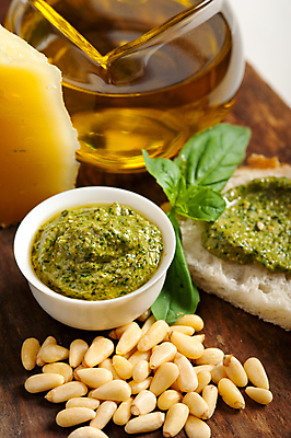 포토 JPG 해외이미지 음식 빵 유리병 치즈 실내 사람없음 올리브오일 종지 잣 바질 나무도마 페스토 해외202004 해외포토 그릇 병_용기 유제품 도마 내부 목재 견과류 소스_음식 기름_음식 파일형식 이미지허브