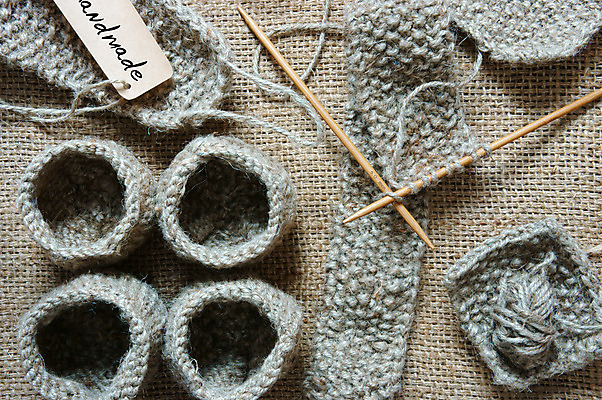 포토 JPG 해외이미지 컨셉 발렌타인데이 취미 사람없음 빨간색 바구니 직물 뜨개질 실 니트 만들기 핸드메이드 해외202004 해외포토 컬러 상의 모션 데이이벤트 파일형식 이미지허브