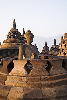 포토 JPG 해외이미지 종교 불교 건축양식 아침 풍경 사람없음 건물 조각상 탑 달 역사 정상 인도네시아 사리탑 해외202004 해외포토 주간 자연요소 건축물 건축 아시아 조형물 파일형식 이미지허브
