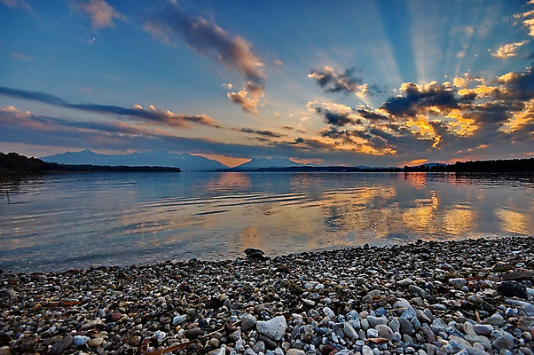 포토 JPG 해외이미지 나무 구름 호수 여행 백그라운드 오렌지 자연 하늘 아침 휴가 휴식 산 독일 풍경 사람없음 야외 빨간색 물 여름 파란색 빛 햇빛 반사 평화 일출 환경 일몰 새벽 바위 숲 즐거움 해외202004 해외포토 주간 자연요소 식물 계절 감정 유럽 컬러 컨셉 과일 태양 노을 돌_바위 생태계 파일형식 이미지허브