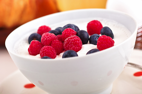 포토 JPG 해외이미지 접시 과일 사람없음 빨간색 파란색 노란색 식사 아침식사 보케 산딸기 건강식 해외202004 해외포토 식기 음식 컬러 파일형식 이미지허브