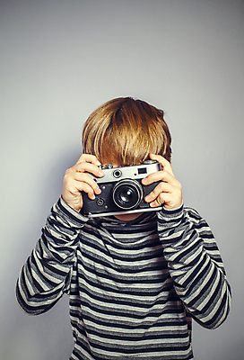 포토 JPG 해외이미지 백인 직업 라이프스타일 손 응시 남자 행복 아들 어린이 백그라운드 놀이 한명 미소 사람 소년 금발 카메라 디지털 사진촬영 줄무늬 장비 수확 흰색 아기 잡기 기자 밀기 작음 사진사 향수 그림 복고 슛 해외202004 해외포토 서양인 1 헤어스타일 시선 감정 컬러 무늬 농업 가족 모션 표정 생활 신체부위 전자제품 촬영 화장품 크기 작가 파일형식 이미지허브