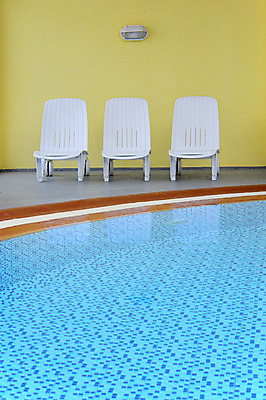 포토 JPG 해외이미지 가구 의자 호텔 휴가 휴식 수영장 실내 건강 사람없음 내부 세로 물 파란색 스파 당구 휴양지 해외202004 해외포토 자연요소 컬러 생활용품 컨셉 숙소 구기 장소 파일형식 이미지허브