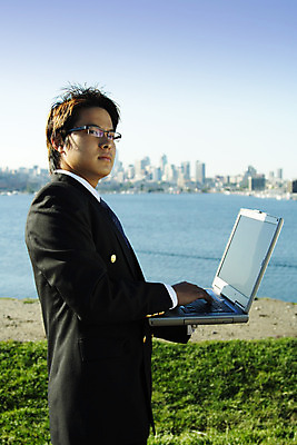 포토 JPG 해외이미지 직업 공원 남자 컨셉 밭 인터넷 비즈니스 사업가 하늘 한명 사람 야외 건물 노트북 컴퓨터 공책 힘 신선 도시 시간 업무 작업 비즈니스맨 도심 경영자 점심식사 소통 경영 단절 해외202004 해외포토 1 건축물 공공시설 농업 문구용품 전자제품 식사 직장인 리더 파일형식 이미지허브