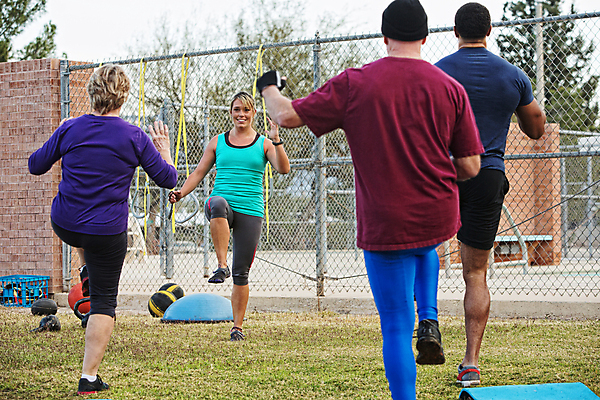 포토 JPG 해외이미지 백인 여자 남자 유럽 운동화 신체 교실 건강 사람 여러명 성인 야외 운동 강사 교사 장비 흰색 4 그룹 무게 균형 연습 리더 타이머 케틀벨 해외202004 해외포토 서양인 직업 교육 나라 컬러 다수 신발 학교 숫자 파일형식 이미지허브