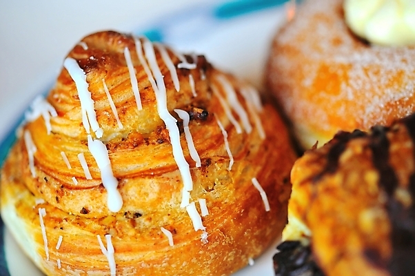 포토 JPG 해외이미지 접시 음식 다이어트 디저트 건강 덴마크 종류 사람없음 갈색 과자 케이크 식사 빵집 신선 달콤 맛 아침식사 굽기 먹기 토핑 페스츄리 핸드메이드 해외202004 해외포토 식기 빵 컬러 컨셉 모션 북유럽 상점 구이 파일형식 이미지허브