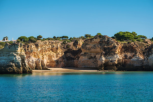포토 JPG 해외이미지 식물 유럽 모래 파도 바다 여행 자연 하늘 휴가 휴식 풍경 사람없음 야외 초록색 물 여름 파란색 여행객 맑음 침묵 바위 만 황무지 황금 포르투갈 엽서 대서양 파라다이스 해외202004 해외포토 자연요소 계절 나라 컬러 컨셉 날씨 사람 소리 돌_바위 편지 생태계 파일형식 이미지허브