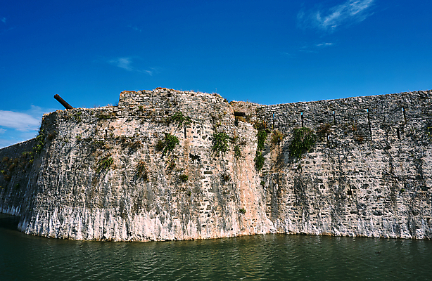 포토 JPG 해외이미지 구름 유럽 벽 섬 건축양식 하늘 사람없음 물 바위 성 중세 그리스 베네치아 대포 그리스인 해외202004 해외포토 자연요소 서양인 건축물 건축 나라 무기 이탈리아 돌_바위 역사 파일형식 이미지허브