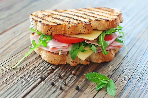 포토 JPG 해외이미지 음식 빵 치즈 샌드위치 사람없음 식사 시골 그릴 아침식사 상추 만취 햄 토스트 점심식사 해외202004 해외포토 채소 주방용품 유제품 육류 술취함 파일형식 이미지허브