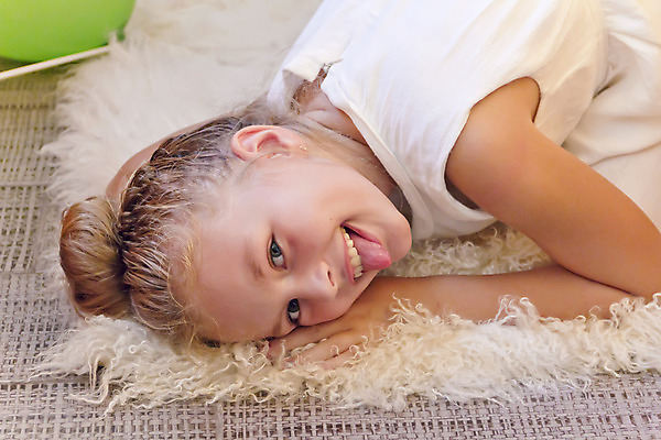 포토 JPG 해외이미지 백인 여학생 유럽 어린이 한명 파란색 금발 흰색 9 6 7 해외202004 해외포토 서양인 1 학생 헤어스타일 여자 나라 컬러 사람 숫자 파일형식 이미지허브