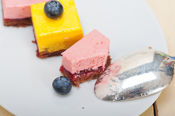 포토 JPG 해외이미지 접시 디저트 사람없음 숟가락 달콤 블루베리 무스케이크 해외202004 해외포토 식기 음식 과일 수저 케이크 맛 파일형식 이미지허브