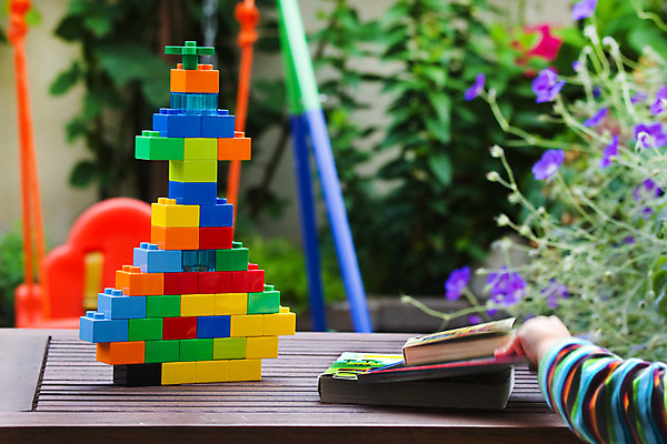 포토 JPG 해외이미지 교육 꽃 어린이 놀이 건강 안전 사람없음 야외 건물 책 컬러풀 장난감 햇빛 정원 블록 신선 해외202004 해외포토 식물 건축물 컬러 사람 태양 파일형식 이미지허브