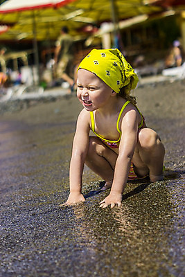 포토 JPG 해외이미지 1 행복 얼굴 어린이 모래 바다 여행 장난 자연 휴가 한명 사람 야외 햇빛 태양 노란색 우주 기쁨 아기 작음 걸음마 천진난만 해외202004 해외포토 자연요소 감정 컬러 컨셉 모션 신체부위 크기 생태계 파일형식 이미지허브
