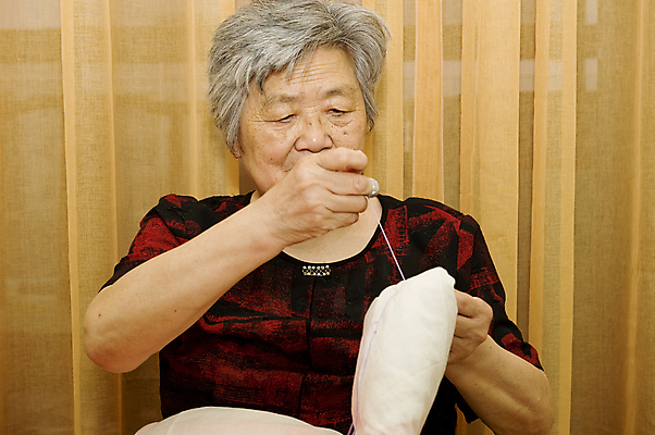 포토 JPG 해외이미지 시선 여자 행복 할머니 가사 엄마 친절 함께함 종류 사랑 한명 미소 사람 동양인 성인 중국 기쁨 회색 아내 바느질 만족 옛날 생존 존경 해외202004 해외포토 1 노년 감정 아시아 컬러 컨셉 가족 표정 인종 파일형식 이미지허브