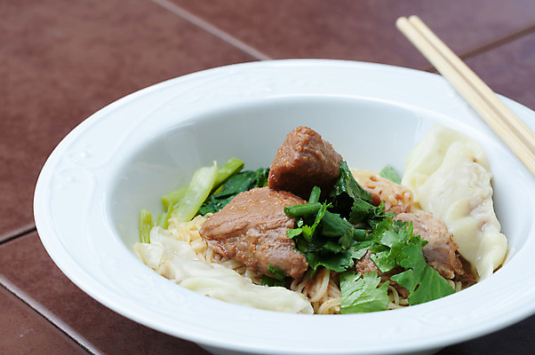 포토 JPG 해외이미지 전통 아시아 음식 재료 젓가락 태국 파슬리 돼지고기 요리 동양인 사람없음 식당 계란 식사 저녁식사 중국 흰색 신선 뜨거움 사발 맛 수증기 메뉴 국수 부추 후추 점심식사 얇은 스타일 해외202004 해외포토 나라 컬러 컨셉 채소 수저 육류 인종 상점 알 면류 사기그릇 향신료 파일형식 이미지허브