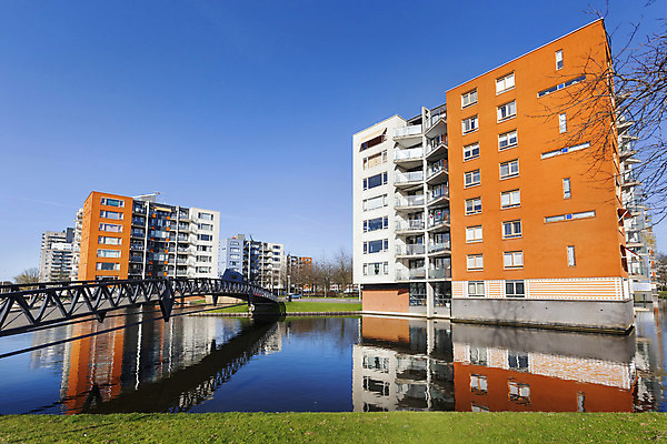 포토 JPG 해외이미지 외관 오렌지 건축양식 하늘 벽돌 아파트 주택 사람없음 야외 건물 물 반사 발코니 연못 도시 재산 플랫 네덜란드 지역 커뮤니티 이웃 개발 진짜 해외202004 해외포토 자연요소 건축물 건축 유럽 과일 금융 파일형식 이미지허브