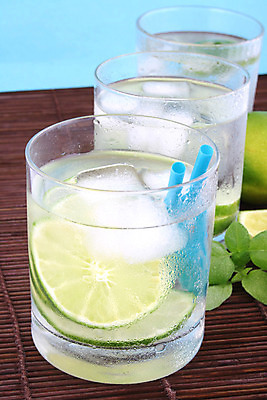 포토 JPG 해외이미지 음료 백그라운드 유리 귤 사람없음 물 여름 얼음 추위 흰색 신선 맛 시원함 큐브 상쾌 라임 텀블러 해외202004 해외포토 자연요소 계절 감정 컬러 컨셉 과일 재질 컵 파일형식 이미지허브