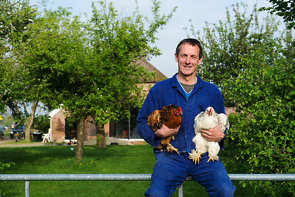 포토 JPG 해외이미지 조류 한명 사람 야외 파란색 울타리 햇빛 농가 농장 갈색 맑음 가축 흰색 시골 작업 유머 농부 잭 적재 옛날 해외202004 해외포토 동물 직업 1 감정 컬러 농업 날씨 담장 태양 파일형식 이미지허브
