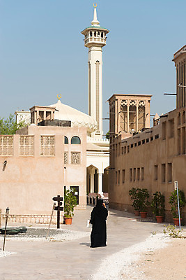 포토 JPG 해외이미지 1 전통 외관 종교 문화 상징 건축양식 지붕 바람 주택 손바닥 사람 사람없음 건물 노란색 마을 탑 검은색 도시 역사 재산 중앙 이슬람교 심볼 모스크 동쪽 아랍에미리트 구역 두바이 아랍어 옛날 해외202004 해외포토 자연요소 건축물 손 건축 컬러 중동 날씨 금융 방향 파일형식 이미지허브