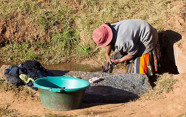 포토 JPG 해외이미지 옷 도로 섬 아프리카 사람없음 야외 물 강 태양 직물 씻기 빨래 가난 시트 마다가스카르 해외202004 해외포토 자연요소 나라 길 컨셉 가사 교통시설 청결 파일형식 이미지허브