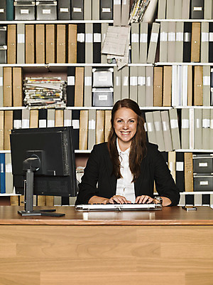 포토 JPG 해외이미지 직업 여자 행복 비즈니스 탁자 한명 웃음 정장 컴퓨터 사무실 사무용품 기쁨 표현 비즈니스우먼 전화기 심볼 바인더 심각 성인여자만 해외202004 해외포토 1 옷 감정 가구 컨셉 문구용품 표정 사람 전자제품 직장인 여자만 성인만 파일형식 이미지허브