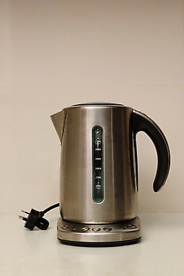 포토 JPG 해외이미지 디자인 커피 음료 백그라운드 곡선 주전자 새로움 손잡이 사람없음 빨간색 초록색 물 반사 금속 주방 검은색 힘 기계 카페 거울 장비 가전제품 흰색 기구 오픈 뜨거움 붓기 우아함 아침식사 냄비 더위 플라스틱 찻주전자 오브젝트 준비 만들기 고립 철강 해외202004 해외포토 자연요소 선 컬러 컨셉 모션 재질 주방용품 날씨 상점 식사 솥 파일형식 이미지허브