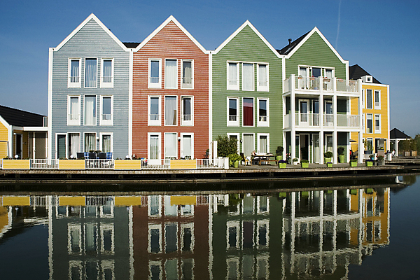 포토 JPG 해외이미지 건축양식 새로움 주택 사람없음 목재 빨간색 초록색 물 파란색 노란색 계단 발코니 재산 네덜란드 줄서기 해외202004 해외포토 자연요소 나무 건축 유럽 컬러 컨셉 재료 모션 건물 금융 파일형식 이미지허브