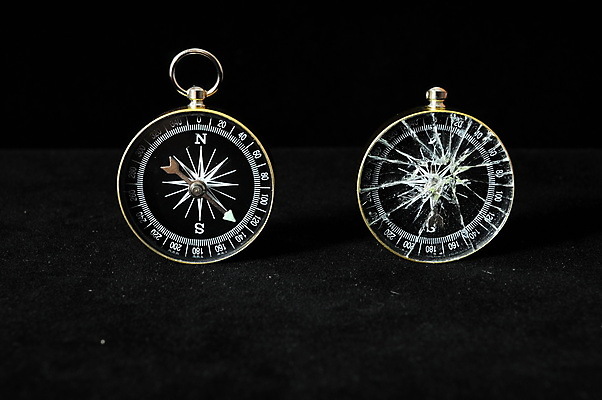 포토 JPG 해외이미지 구름 손 여행 백그라운드 컨셉 지도 비즈니스 가이드 성공 사람없음 컴퓨터 장비 탐험 기구 나침반 방향 오브젝트 북쪽 동쪽 네비게이션 자석 남쪽 고립 방법 서쪽 오리엔테이션 지리 해외202004 해외포토 자연요소 직업 신체부위 전자제품 파일형식 이미지허브